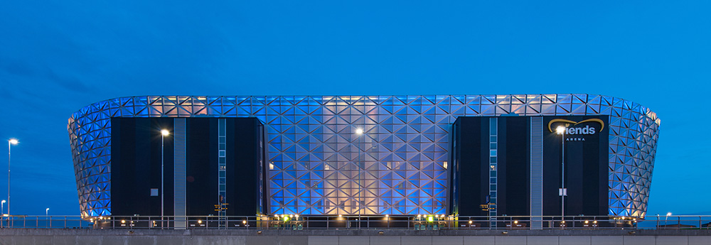 Friends Arena lägger kassan i molnet