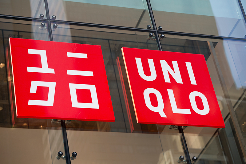 Uniqlo i  samarbete med servicebutiker