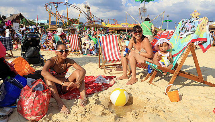 Köpcentrumet erbjuder egen sandstrand