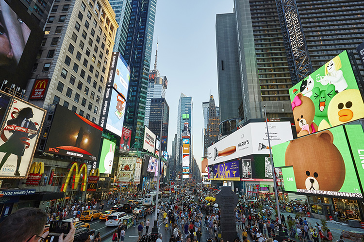 Asiatiska emojifigurer intar Times Square