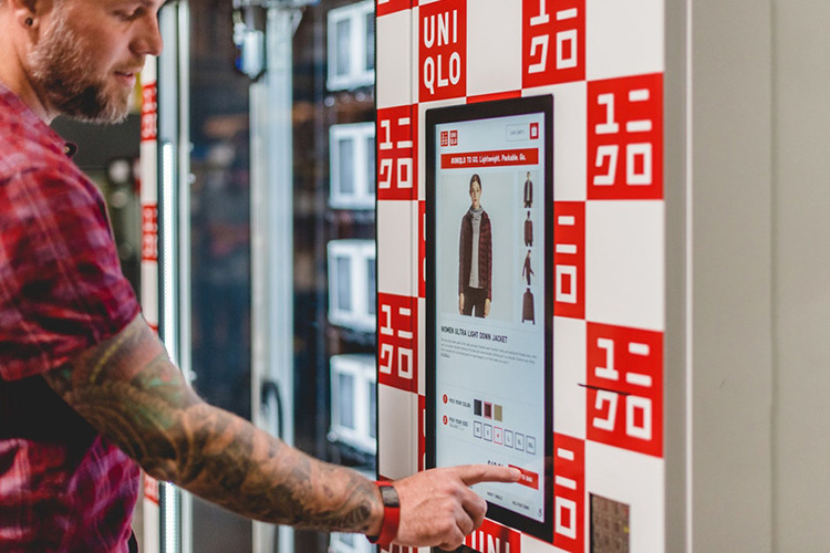 Uniqlo säljer mode i varuautomat