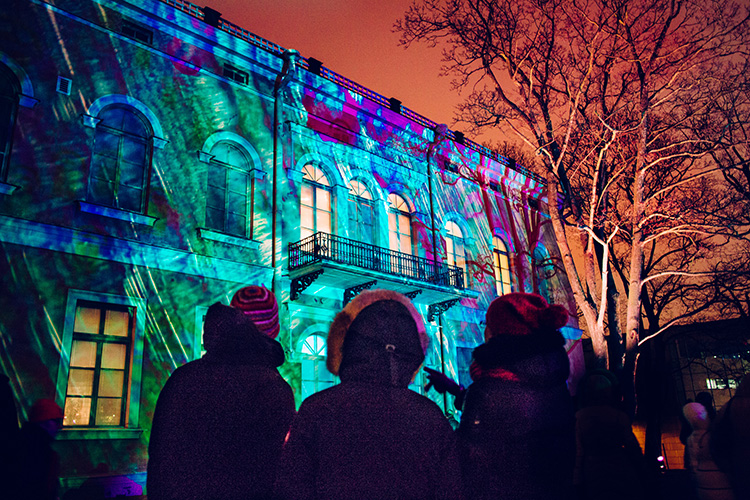 Prisad ljusfestival ger liv åt vintrig stad