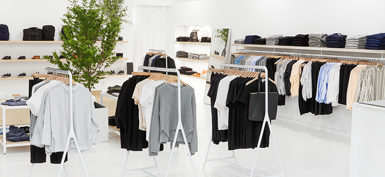 Hypade Everlane gör entré hos Alibaba