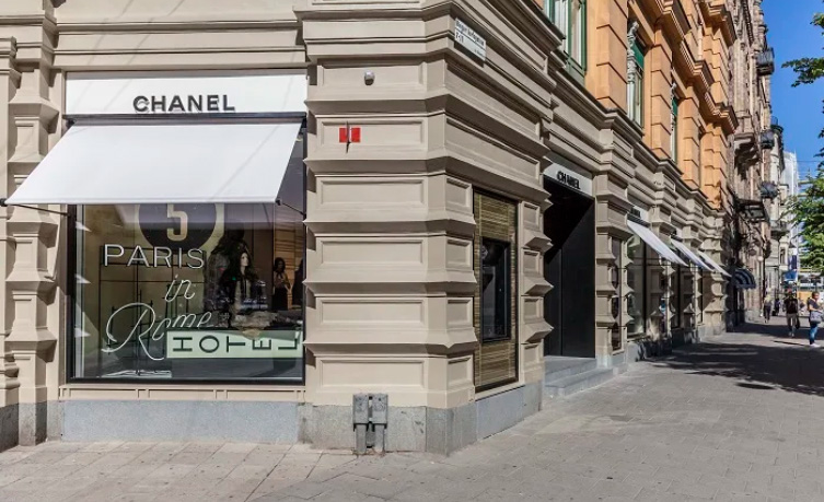 Chanel bygger ut butik i Stockholm