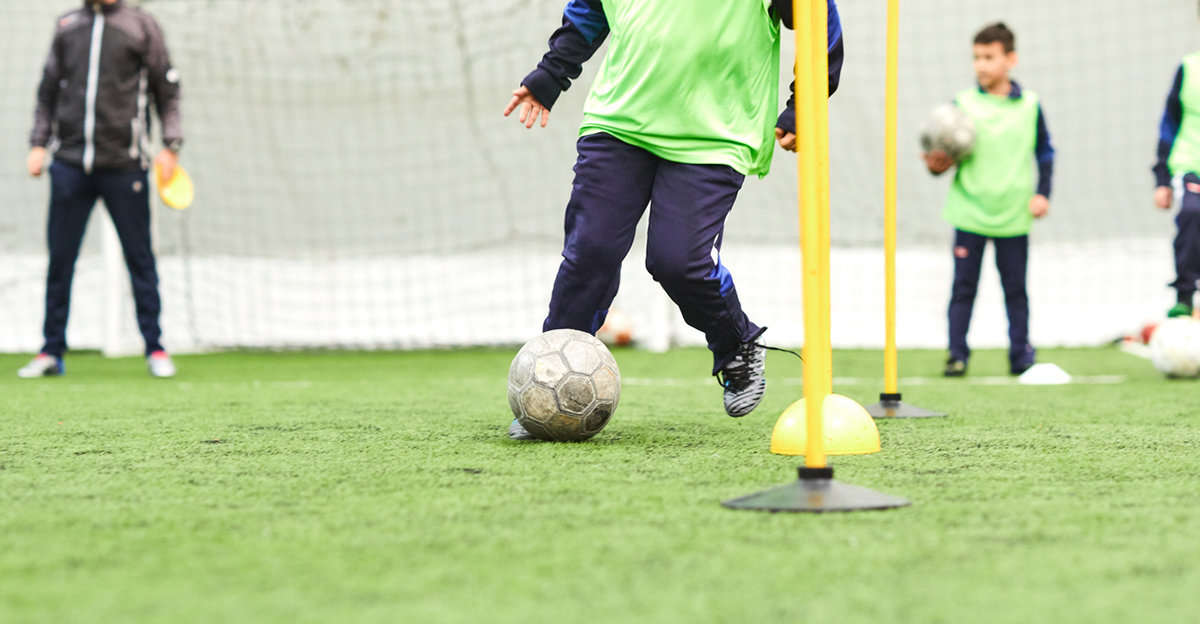 Klubbar spelar fotboll på butikens tak