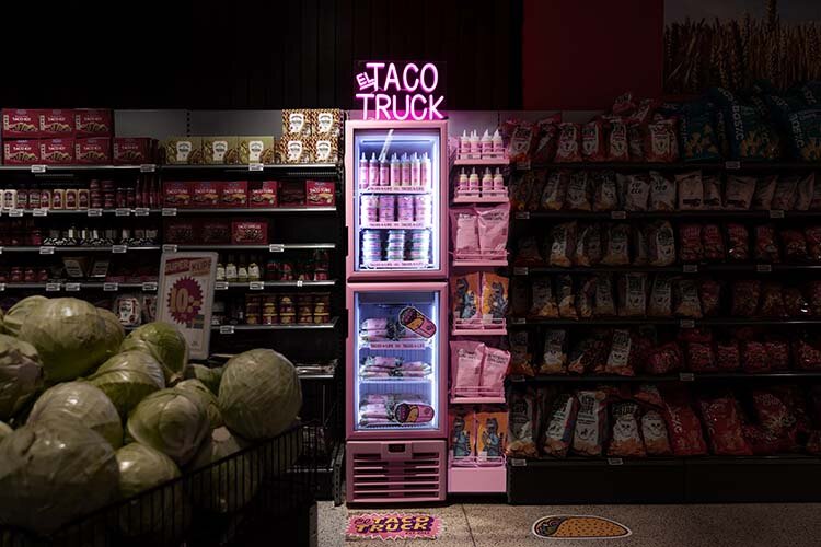 Färgar butiken med rosa exponeringar