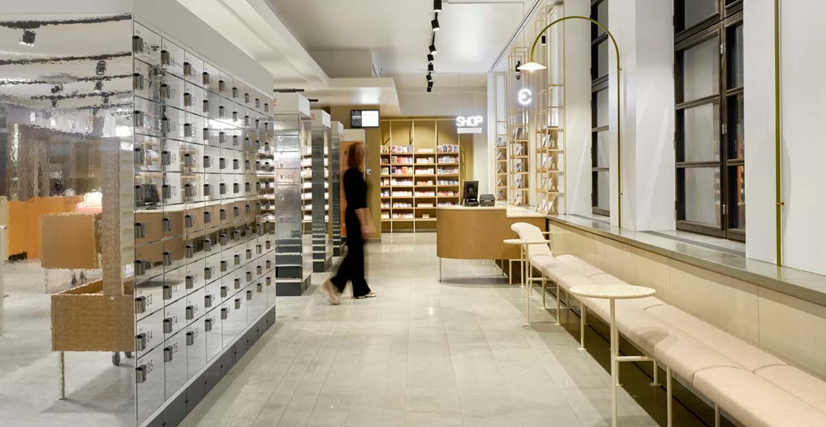 Flytande butiksdesign i klassisk postbyggnad