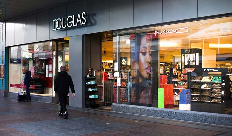 Douglas storsatsar på fysiska butiker