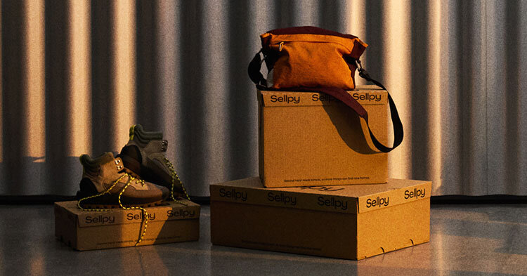 Sellpy inför sammadagsleveranser i Stockholm. Cykelbud levererar paket från Sellpy vid en bostadsport.